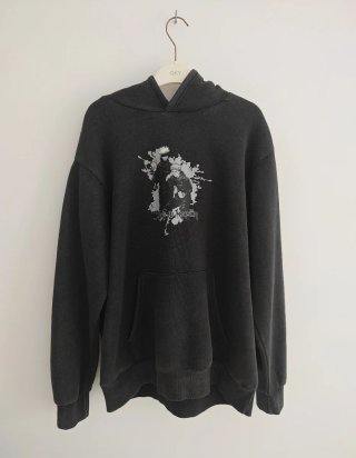 Chaqueta negra con estampado anime