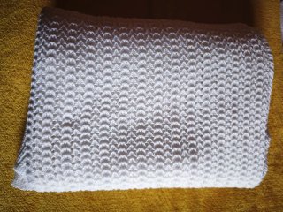 Toquilla bebé tejida blanca
