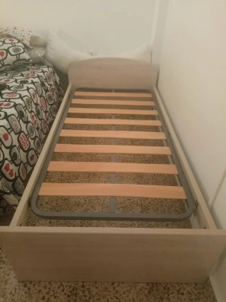 Cama individual con somier de madera