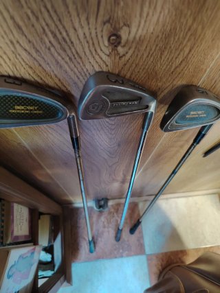 Saco de golf Taylor Made con palos Yamaha