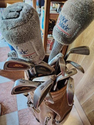 Saco de golf Taylor Made con palos Yamaha