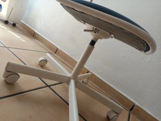 Silla de oficina regulable azul y blanca