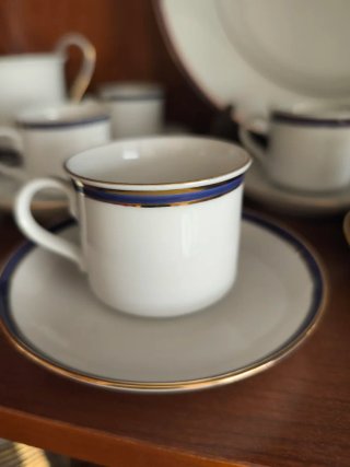 Vajilla Porcelana Blanca Filo Dorado. 110 piezas.