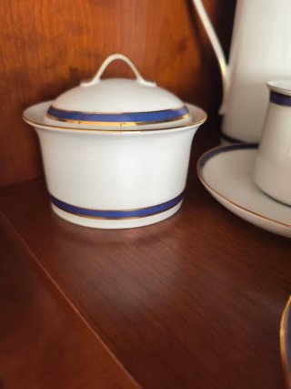 Vajilla Porcelana Blanca Filo Dorado. 110 piezas.