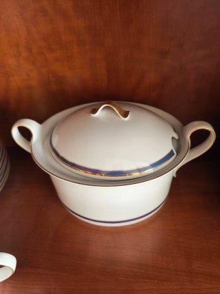 Vajilla Porcelana Blanca Filo Dorado. 110 piezas.
