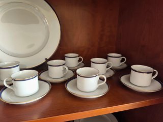 Vajilla Porcelana Blanca Filo Dorado. 110 piezas.