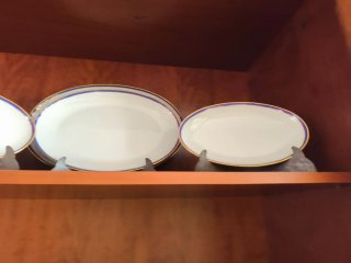 Vajilla Porcelana Blanca Filo Dorado. 110 piezas.
