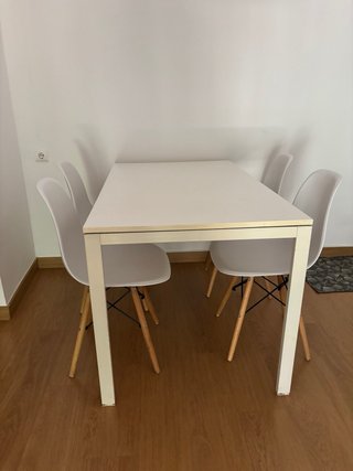 Mesa de comedor blanca