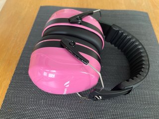 Cascos protectores ruido rosas