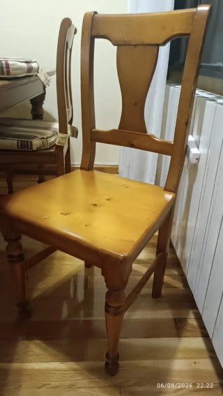 Mesa de comedor de madera con sillas