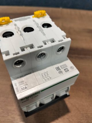 Interruptor Magnetotérmico Schneider Acti9 32A 3P