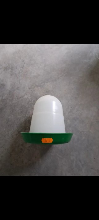 Comedero para pollitos