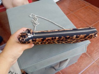 Bolso estampado leopardo con detalles plateados