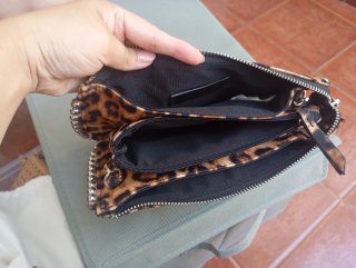 Bolso estampado leopardo con detalles plateados