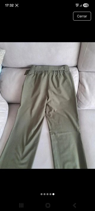 Pantalón verde caqui con cinturón