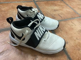 Talla 38 Nike Team Hustle D 8 Zapatillas Niños