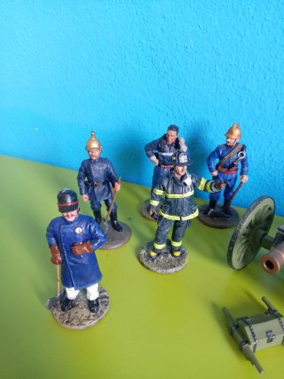 Soldati e vigili del fuoco dipinti a mano