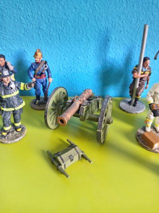 Soldati e vigili del fuoco dipinti a mano