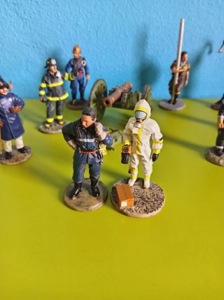 Soldati e vigili del fuoco dipinti a mano