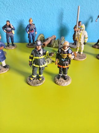 Soldati e vigili del fuoco dipinti a mano
