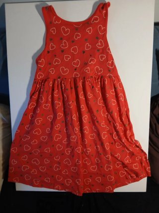 Vestido rojo niña corazones