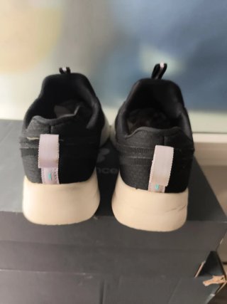Zapatillas Skechers Negras y Blancas