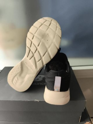 Zapatillas Skechers Negras y Blancas