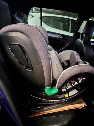 Silla de bebé con Isofix y base giratoria