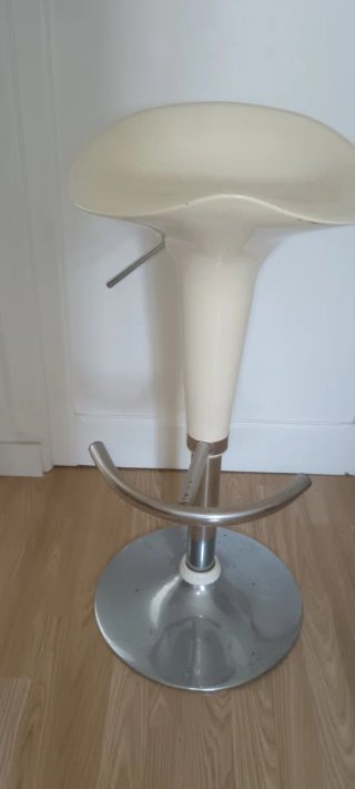 2 Taburetes Altos Beige y Plata