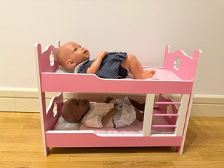 Litera de juguete rosa para muñecas