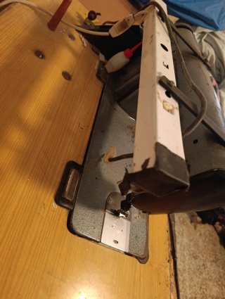 Máquina de coser antigua funcionando