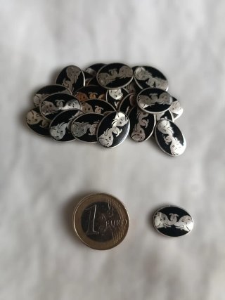 Insignias elefantes negros y plateados