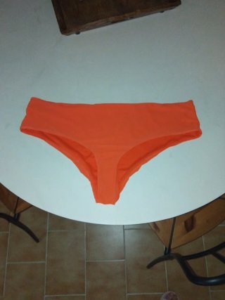 Braga bikini naranja bastante grande