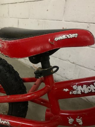 Bicicleta de equilibrio roja para niños