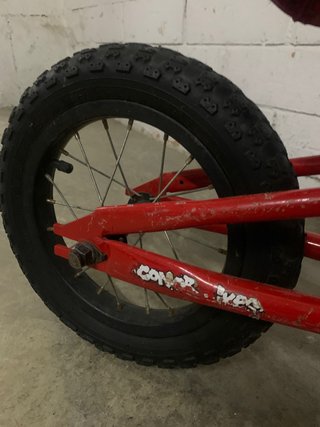 Bicicleta de equilibrio roja para niños