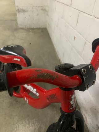 Bicicleta de equilibrio roja para niños