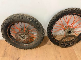 Llantas KTM con radios naranjas