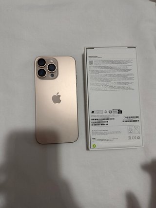 iPhone 16 Pro Max con funda y cable