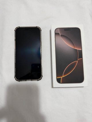 iPhone 16 Pro Max con funda y cable