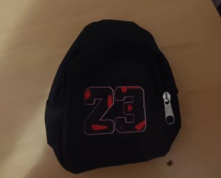 Riñonera negra con número 23 rojo