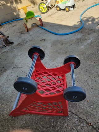 Carrito de compra de juguete rojo