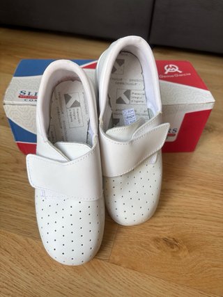Bata de laboratorio T S y zapatos T 36 sanitario.