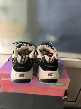 Zapatillas Skechers Negras y Blancas