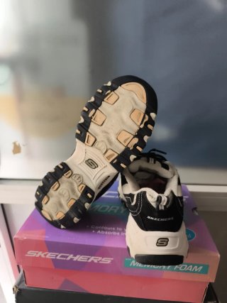 Zapatillas Skechers Negras y Blancas
