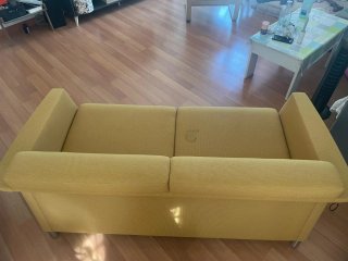 Sofá de 2 plazas amarillo