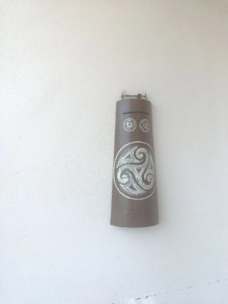 Teja decorativa celta marrón y plata