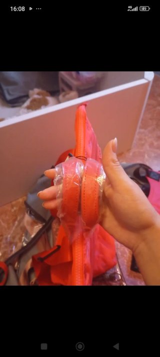 Mochila naranja con logo