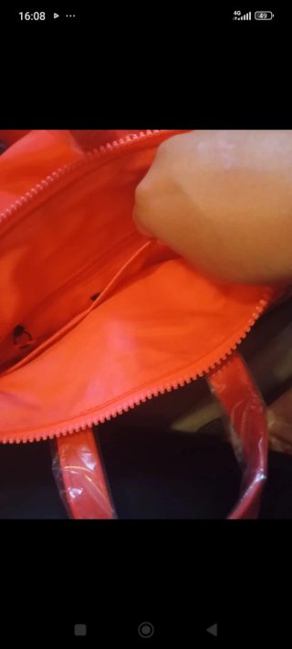 Mochila naranja con logo