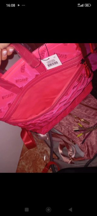 Mochila naranja con logo