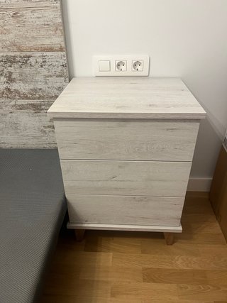 Dormitorio completo: cabecero, mesitas y cuadro